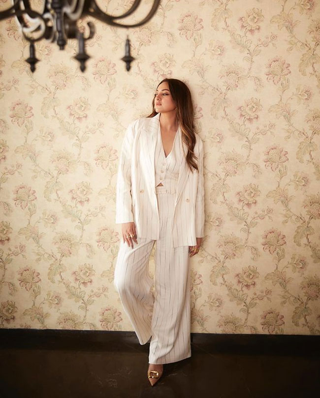 Staggering Poses Of Sonakshi Sinha In Black